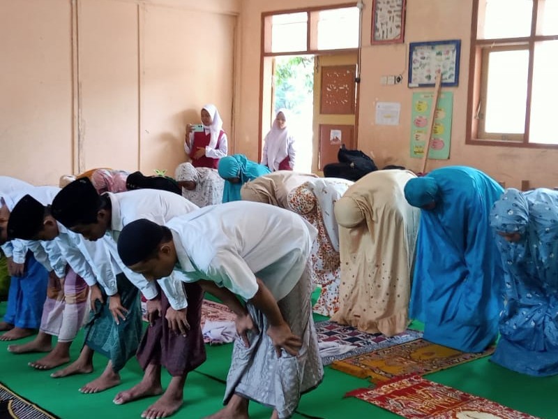 Pembiasaan sholat berjamaah di sekolah